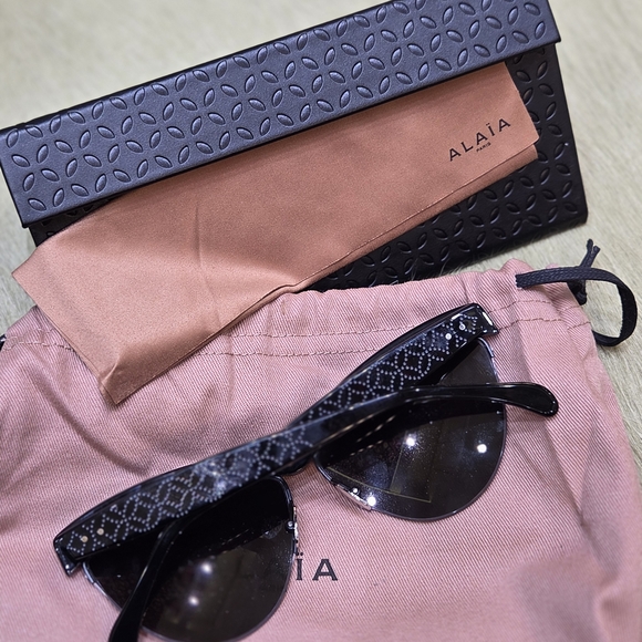 ALAIA Cateye Black Studded Women's Sunglasses, NWT and Package - Picture 8 of 13